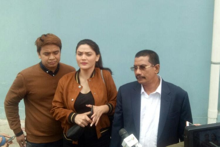 (dari kiri) Billy Syahputra, Hilda Vitria dan kuasa hukum mereka Fahmi Bachmid saat ditemui di salah satu stasiun televisi swasta di kawasan Mampang, Jakarta Selatan, Rabu (26/9/2018).