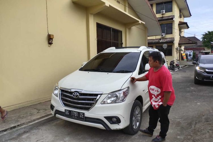 Barang bukti satu unit mobil Innova plat nomor BG 1761 yang didapatkan dari pelaku Rustam (42) salah satu pelaku perampokan dengan modus sebagai anggota polisi, Kamis (2/7/2020).