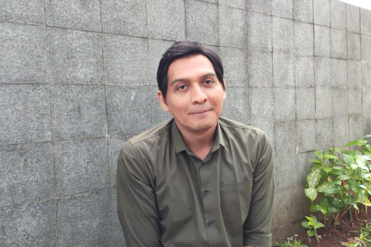 Aktor Lucky Hakim belum berani menerima tawaran syuting program Ramadhan karena belum resmi mundur dari jabatannya sebagai Wakil Bupati Indramayu.
