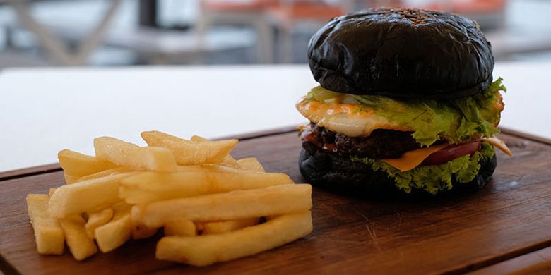 Burger di Le Bridge, restoran di dalam kawasan Taman Impian Jaya Ancol, Jakarta Utara.