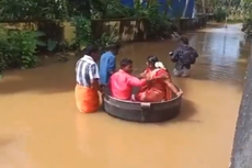 Calon Pengantin Tembus Banjir Naik Panci Masak Raksasa ke Lokasi Pernikahan