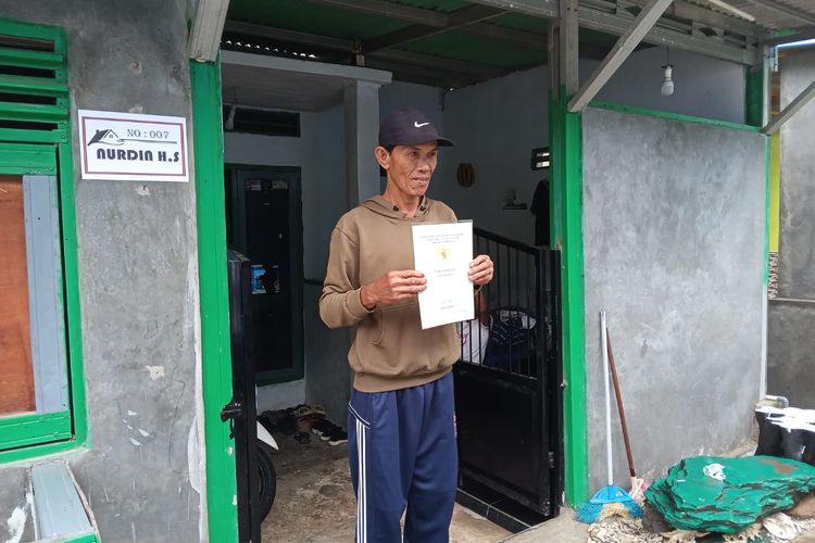 Nurdin HS, penerima sertifikat huntap di Desa Kunjir, Kecamatan Rajabasa, Kabupaten Lampung Selatan, Provinsi Lampung. 