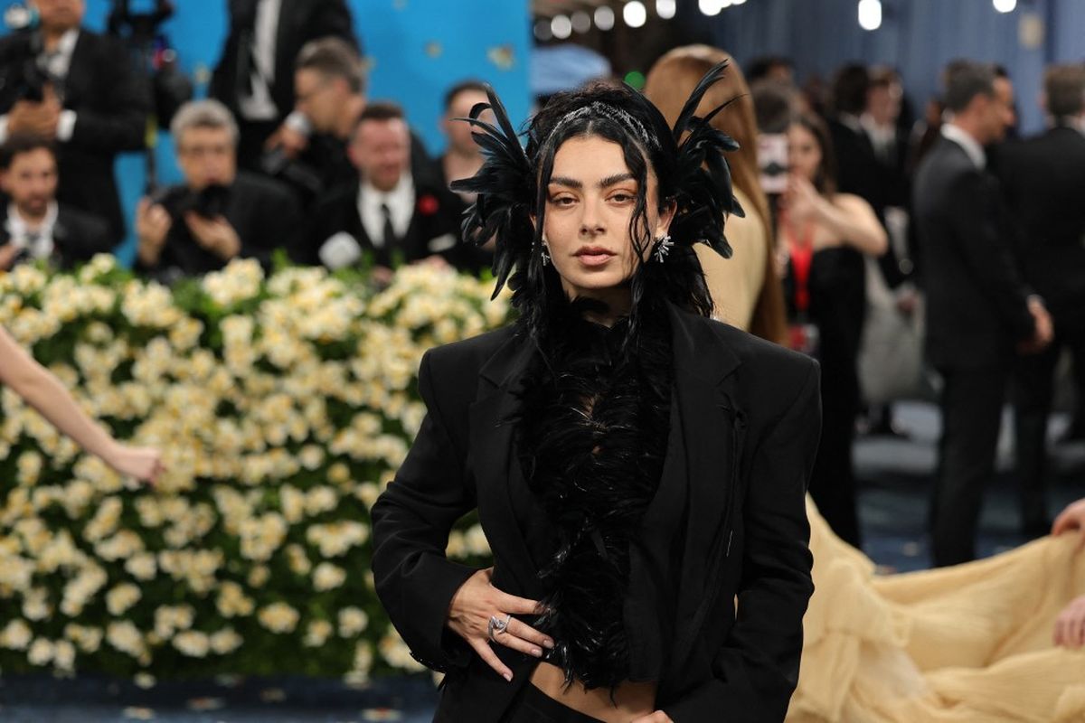 Takashi Miike Garap Film Horor Baru, Charli XCX dan Milly Alcock Bintangi