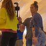 Lihat, J.Lo Ajari Shakira Goyang Pantat hingga Bergetar