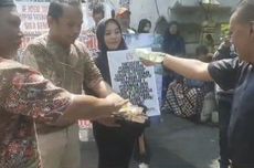 Ratusan Warga Kumpulkan Uang untuk Antarkan Bupati Sidorjo Penuhi Panggilan KPK