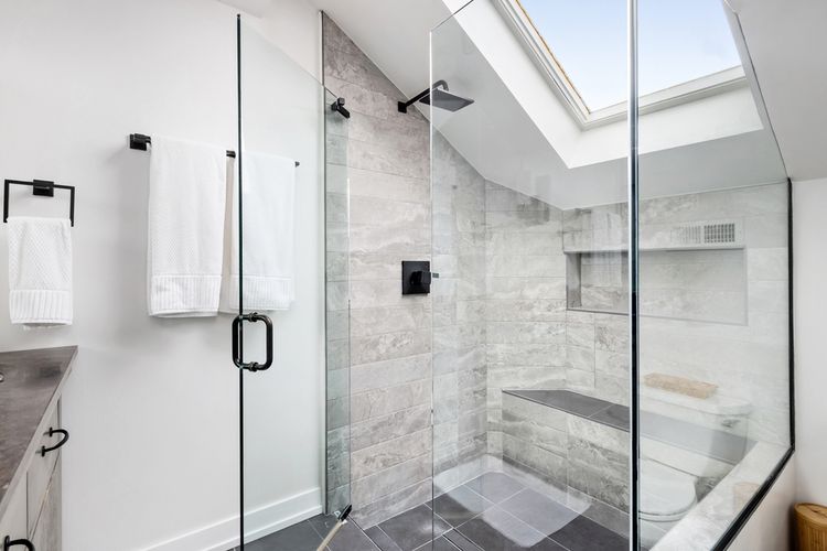 Ilustrasi skylight di kamar mandi minimalis. 