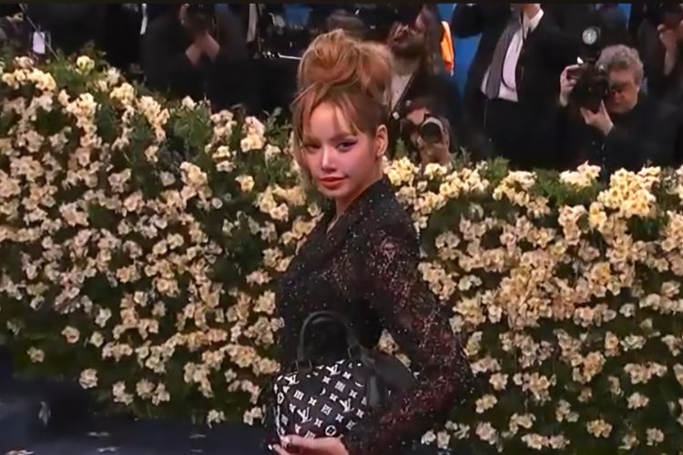 Lisa BLACKPINK Debut di Met Gala 2025, Jennie dan Rosé Juga Hadir