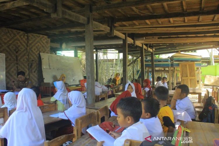 Siswa SDN 09 Tobereka Jeneponto sekolah di kolong rumah