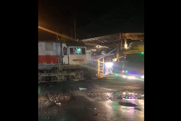 Tangkapan layar video kecelakaan kereta api dengan truk pengangkut mobil di Mojokerto.