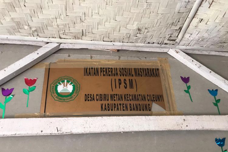 Rehabilitasi Berbasis Masyarakat (RBM) di Desa Cibiru Wetan, Kecamatan Cileunyi, Kabupaten Bandung yang berdiri secara sederhana di bangunan semi-permanen. Di tempat inilah Euis dan para PSM lain membantu para orang tua dan anak-anak penyandang disabilitas untuk bangkit dari keterpurukan dengan berbagai macam pendampingan dan terapi.