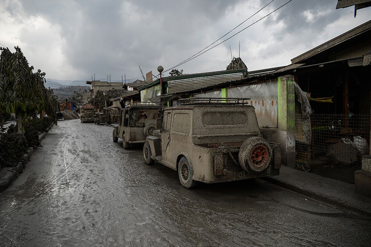 Abu vulkanik letusan Gunung Taal menyelimuti kendaraan dan rumah-rumah warga di Kota Tagaytay FIlipina, Senin (13/1/2020). Abu vulkanik hingga lumpur menyelimuti sebagian kawasan di Filipina setelah meletusnya Gunung Taal pada Minggu (12/1/2020) lalu, dengan setidaknya 10.000 warga terdampak dilaporkan mengungsi.