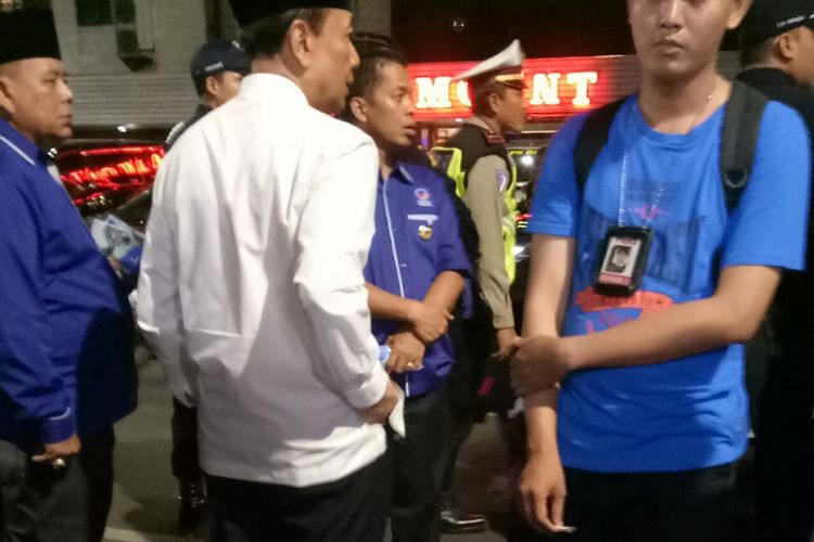 Menkopolhukam Wiranto Nyeker saat hendak pulang dari acara buka puasa Partai Nasdem