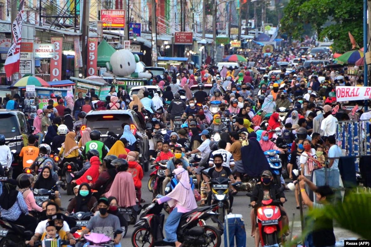 Masyarakat memadati area perbelanjaan untuk membeli baju baru, kebiasaan jelang Idul Fitri yang menandai berakhirnya bulan suci Ramadhan di Bekasi, Jawa Barat, pada 22 Mei 2020, dengan mengabaikan anjuran pemerintah untuk dilakukan.