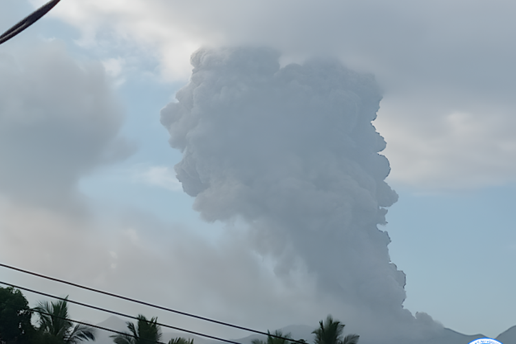 Tangkapan layar CCTV yang memperlihatkan erupsi material baru setinggi lebih kurang 1.000 meter yang keluar dari kawah Gunung Dukono di Pulau Halmahera, Maluku Utara, Minggu (19/11/2023). 