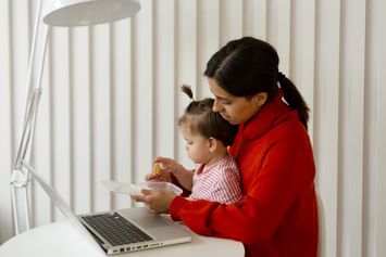 Wanita Karier vs Ibu Rumah Tangga, Mana yang Lebih Baik?