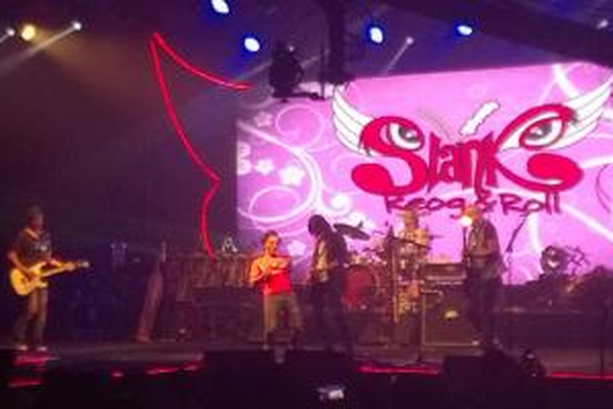 Gitaris Slank, Abdee Negara, yang sedang istirahat dari kegiatan manggung, tiba-tiba mengejutkan para Slankers yang datang ke konser 'Reog & Roll' di Skenoo Hal, Gandaria City, Jakarta Selatan, Jumat (16/10/2015) malam. Abdee muncul di panggung bergabung dengan Kaka, Ivanka, Ridho, dan Bimbim untuk membawakan lagu 'Kamu Harus Pulang'.