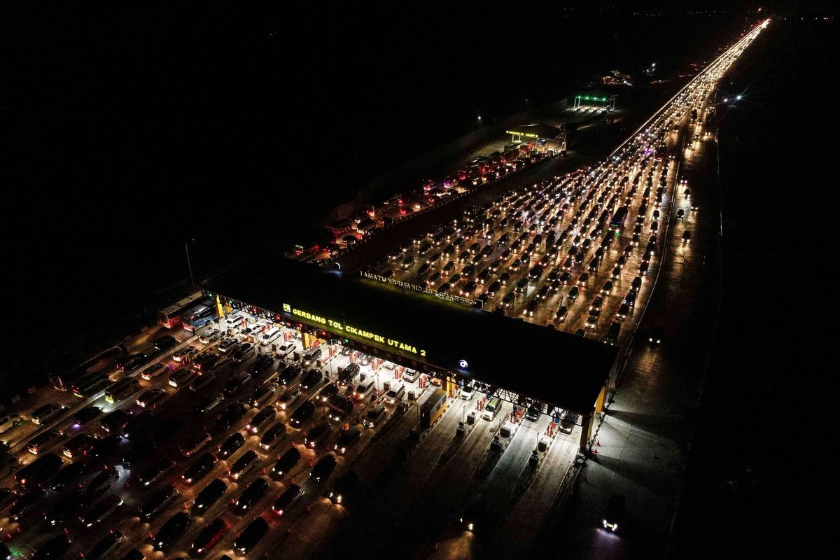 Foto udara kendaraan pemudik dari arah Jakarta melewati Gerbang Tol Cikampek Utama di malam hari di Cikampek, Jawa Barat, Sabtu (1/6/2019). Volume arus mudik dari arah Jakarta yang memasuki Gerbang Tol Cikampek Utama menuju ke sejumlah wilayah di Jateng dan Jatim pada H-4 siang hari terpantau padat merayap.