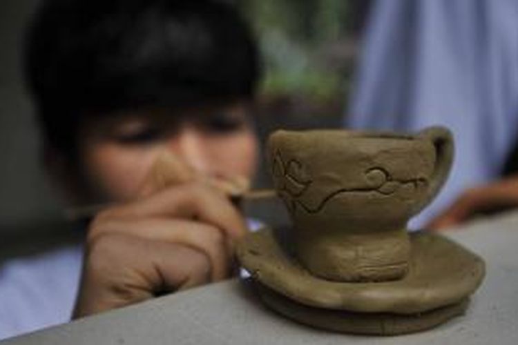 ILUSTRASI - Anak-anak dari keluarga pra sejahtera yang berada dalam naungan Yayasan Cinta Anak Bangsa belajar membuat keramik gerabah di Museum Tekstil, Jakarta, Selasa (19/7/2011). Selain itu, mereka juga diajarkan membatik untuk menambah wawasan dan bekal kreativitas mereka di masa depan.