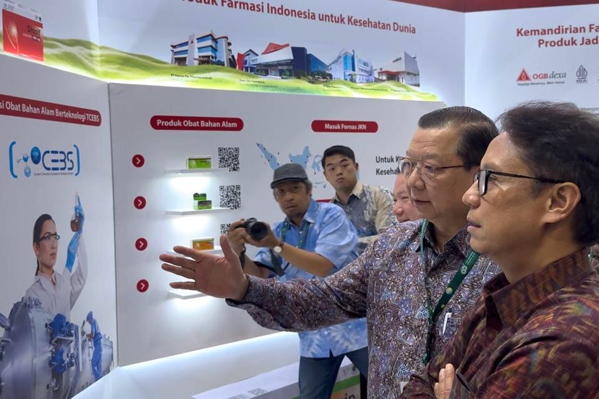 Menteri Kesehatan RI Budi Bapak Gunadi Sadikin mendapatkan penjelasan dari Pimpinan Dexa Group Bapak Ferry Soetikno terkait Obat Modern Asli Indonesia saat mengunjungi booth Dexa Group di Pameran Inovasi dan Teknologi Transformasi Kesehatan memperingati Hari Kesehatan Nasional ke-60 di Jakarta Convention Center, Jumat, 8 November 2024.