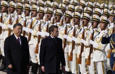Trump Sebut Macron Cium Pantat Xi Jinping