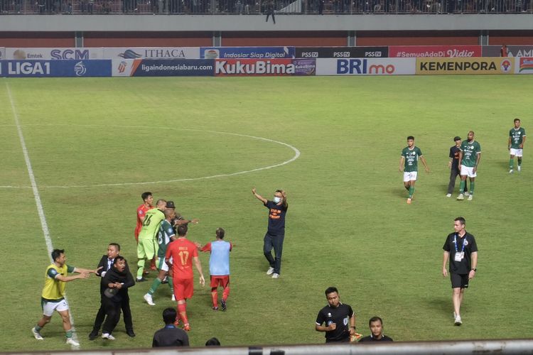 Situasi usai duel pekan keenam Liga 1 2023-2024 antara PSS Sleman vs Persija Jakarta di Stadion Maguwoharjo, Sleman, DI Yogyakarta, Jumat (4/8/2023). Beberapa suporter tampak masuk ke arena laga PSS vs Persija.