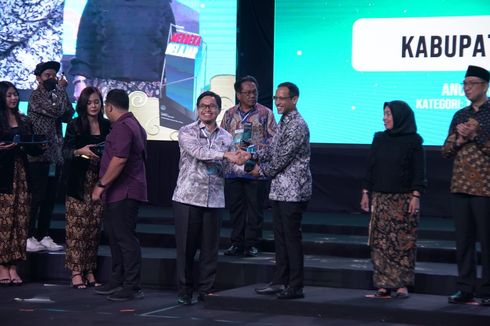 Bupati HST Terima Penghargaan Anugerah Merdeka Belajar dari Kemendikbud Ristek