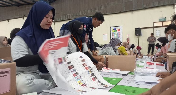 Bahagianya Nur Aini, Lipat Surat Suara Diupah Rp 1,2 Juta Per 5 Hari