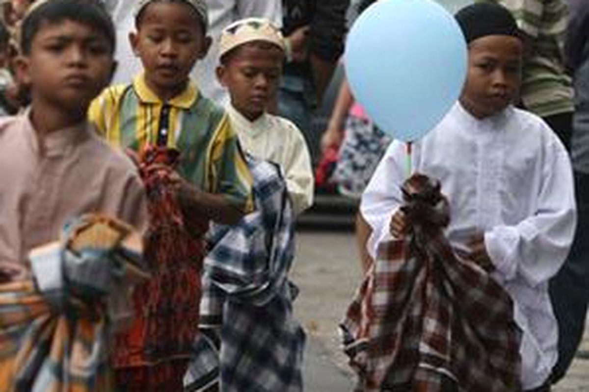 Anak-anak setelah dikhitan dalam acara khitanan massal di Jakarta.