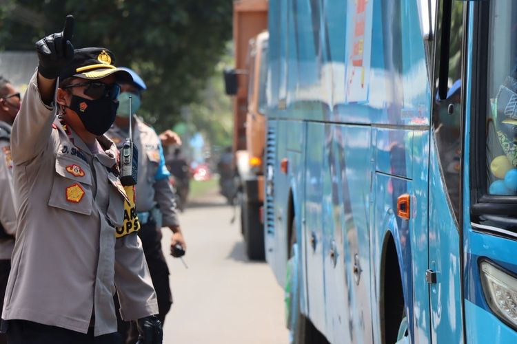 Suasana kepolisian mengurangi kemacetan di jalan menuju Lembar