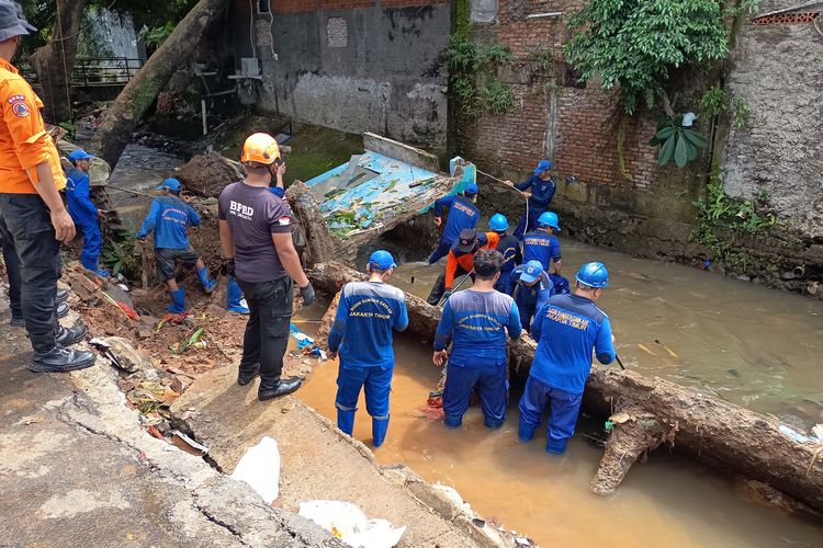 Turap Kali Baru Longsor, Usaha Percetakan di Batu Ampar Jaktim Ambruk