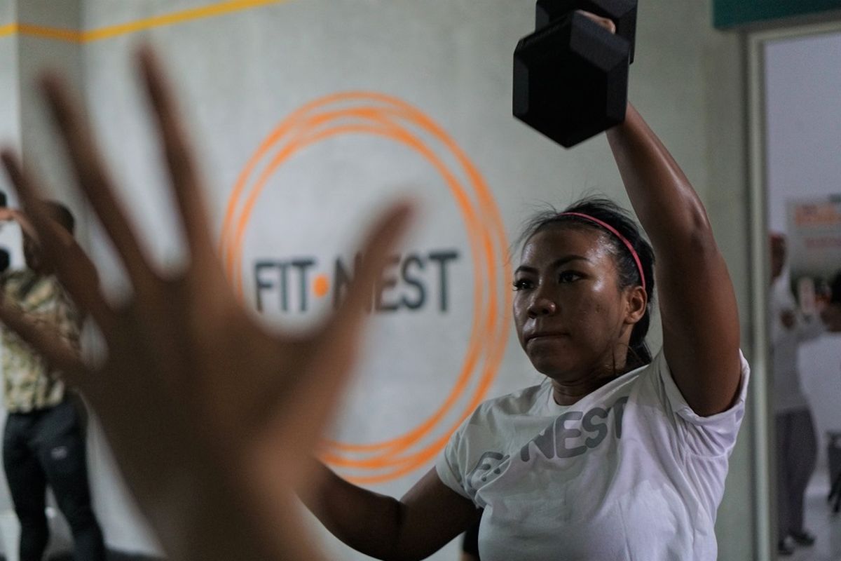 Salah satu peserta sesi latihan dalam rangka peresmian FitNest, functional training gym, di Jalan Paledang, Bogor, Sabtu (18/1/2020)