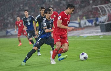 Jadwal Indonesia vs Jepang - Aksi bintang Timnas Jepang Kaoru Mitoma melakukan pressing lebih dini kepada pemain Timnas Indonesia Rizky Ridho dalam pertandingan Kualifikasi Piala Dunia 2026 Zona Asia antara Indonesia vs Jepang, Jumat (15/11/2024) di Stadion Gelora Bung Karno Jakarta. 