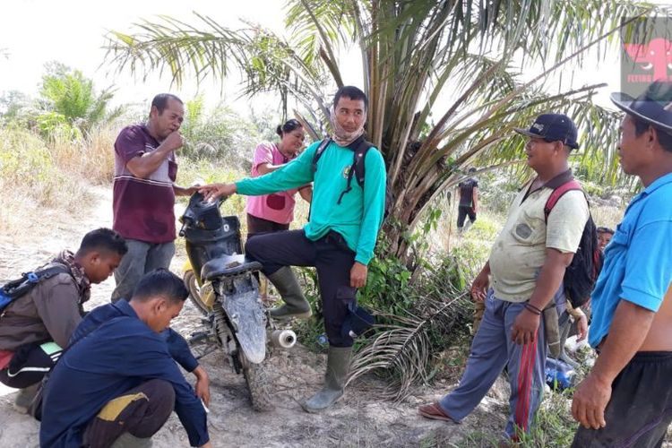 Tim Elephant Flying Squad beristirahat sejenak usai patroli di kawasan Tesso Nilo, Riau.