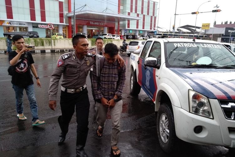 Remaja berinisal R asal Kecamatan Cikalong, Kabupaten Tasikmalaya, ditangkap polisi usai diketahui menyebarkan ujaran kebencian terhadap Polantas yang bertugas di jalan, Senin (17/2/2020).