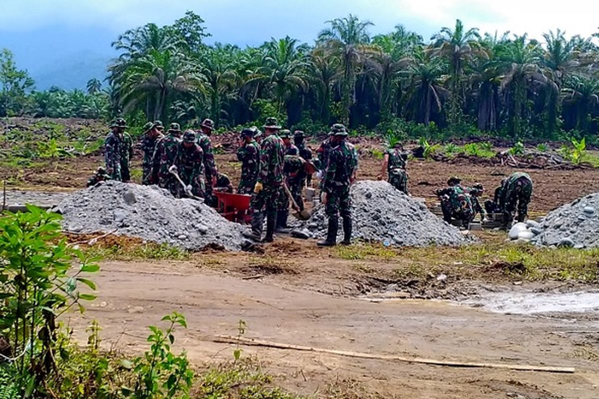 Aparat TNI mulai membangun pondasi huntara di wilayah Panampung, Rabu (22/7/2020).