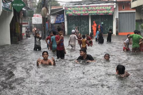 Satu Jam Diguyur Hujan, Jalan Tegal Parang V Langsung Terendam Banjir