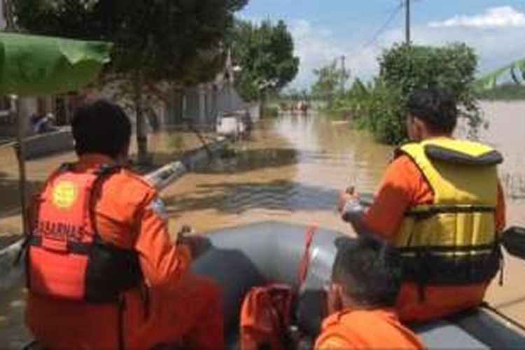Tim Basarnas pos Trenggalek melakukan penyisiran untuk melakukan evakuasi terhadap warga yang rumahnya tergenang banjir (17/08/2016)
