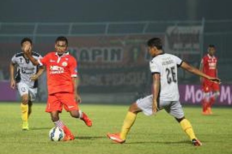 Pemain Persija Jakarta, Ramdhani Lestaluhu (kedua dari kiri), tampil pada laga Piala Jenderal Sudirman kontra Sriwijaya FC di Stadion Kanjuruhan, Malang, Rabu (25/11/2015).