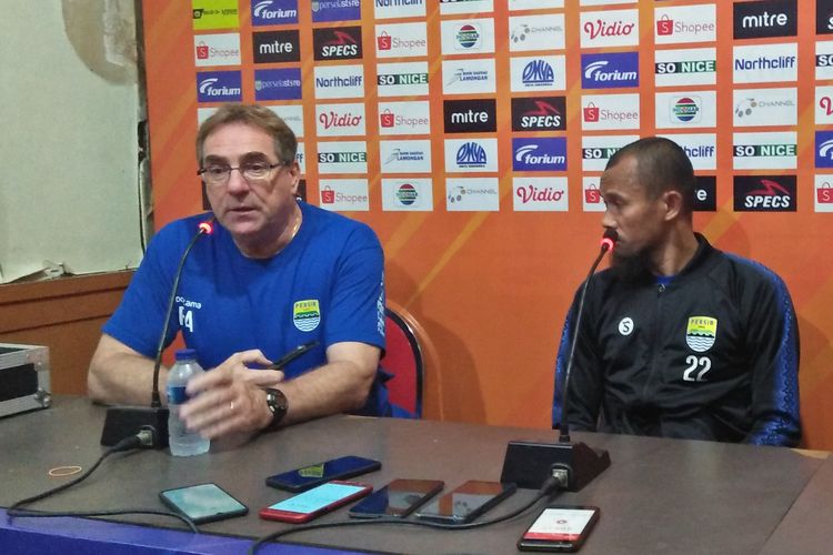 Pelatih Persib Bandung, Robert Rene Albert (kiri) dan Supardi Nasir, usai laga kontra Persela Lamongan.