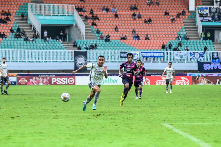 Erwin Ramdani pemain Persib berusaha mendapatkan bola dalam pertandingan pekan ke-25 Liga 1 2022-2023 antara RANS Nusantara vs Persib Bandung, Minggu (19/2/2023) di Stadion Pakansari, Cibinong, Kabupaten Bogor.