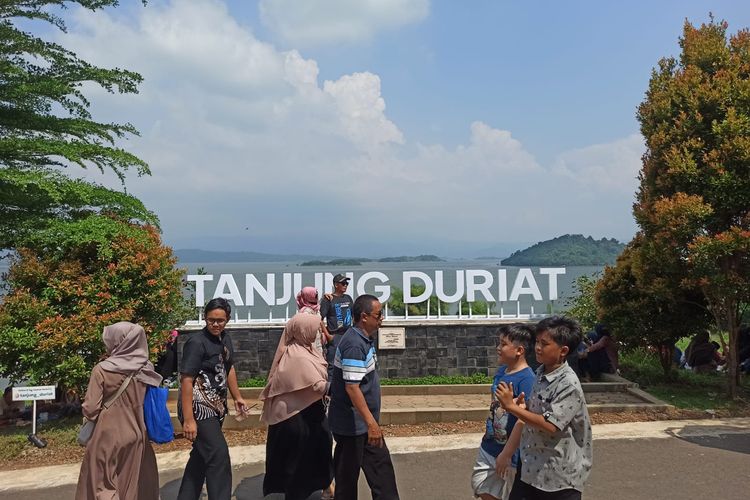 Pengunjung dari berbagai daerah padati kawasan wisata Tanjung Duriat di pesisir Waduk Jatigede, Sumedang, Jabar, Senin (24/4/2023). AAM AMINULLAH/KOMPAS.com