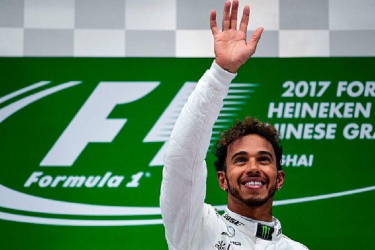 Pebalap Mercedes asal Inggris, Lewis Hamilton, menjuarai GP Shanghai, Minggu (9/4/2017).  