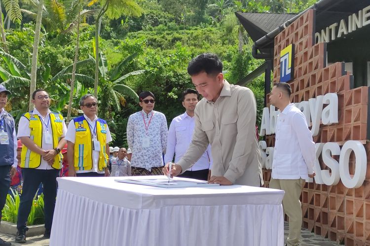 Tinjau Bendungan Bagong, Gibran Dicurhati Kades, Ini yang Diminta