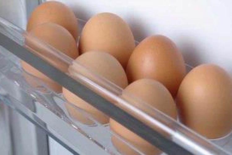 Hindari menyimpan telur di lemari es yang sering dibuka-tutup