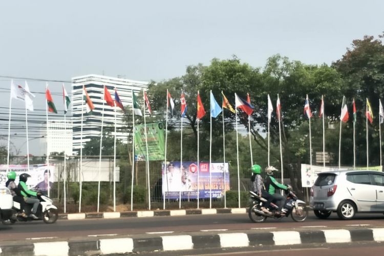 Deretan bendera negara peserta Asian Games 2018 di Jalan RM Harsono, Jakarta Selatan. Foto diambil Minggu (29/7/2018).