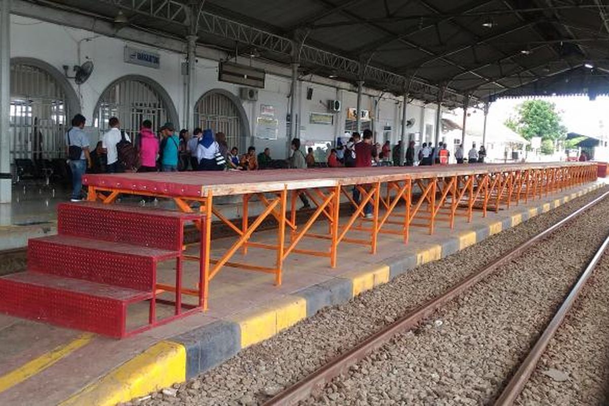 Peron sementara untuk KRL Commuter Line yang sudah mulai dipasang di Stasiun Rangkasbitung, Banten, Jumat (13/1/2017). Pada akhir Januari atau paling lambat pada awal Februari 2017, layanan KRL Commuter Line mulai melayani hingga Rangkasbitung untuk pemberangkatan dari Stasiun Tanah Abang.