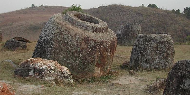 Guci batu raksasa di Laos. [Via Wikimedia Commonas]
