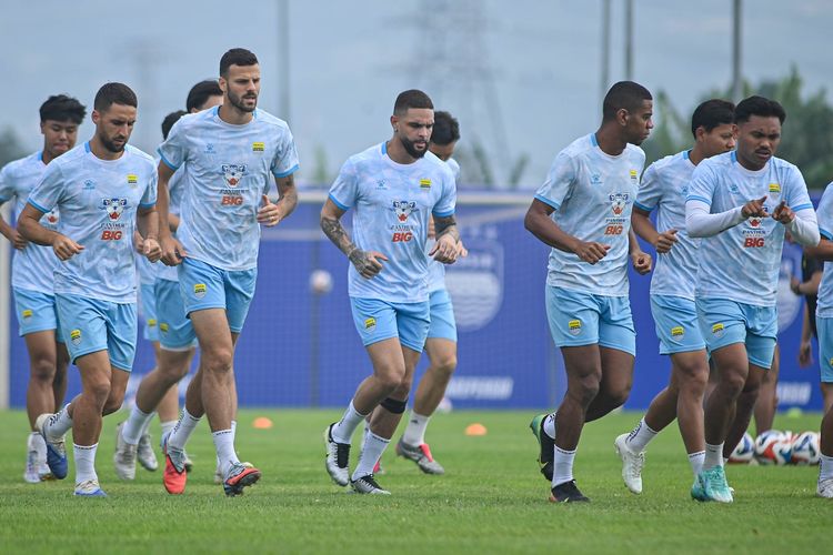 Momen mantan bintang Paris Saint-Germain (PSG) Layvin Kurzawa dalam sesi latihan terbuka Persib Bandung Senin (2/2/2026) di lapangan pendamping Stadion Gelora Bandung Lautan Api (GBLA). 