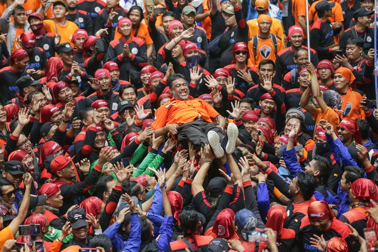 Presiden Partai Buruh Said Iqbal dibopong buruh saat May Day Fiesta dalam rangka memperingati Hari Buruh Internasional di Istora Senayan Jakarta, Senin (1/5/2023). Ribuan buruh turun ke jalan menyampaikan aspirasinya.
