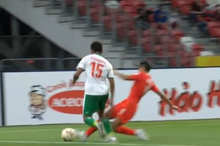 Momen pelanggaran terhadap Ricky Kambuaya yang seharusnya berbuah penalti dalam laga leg pertama semifinal Piala AFF 2020 Singapura vs Indonesia di National Stadium, Singapura, Rabu (22/12/2021) malam WIB.